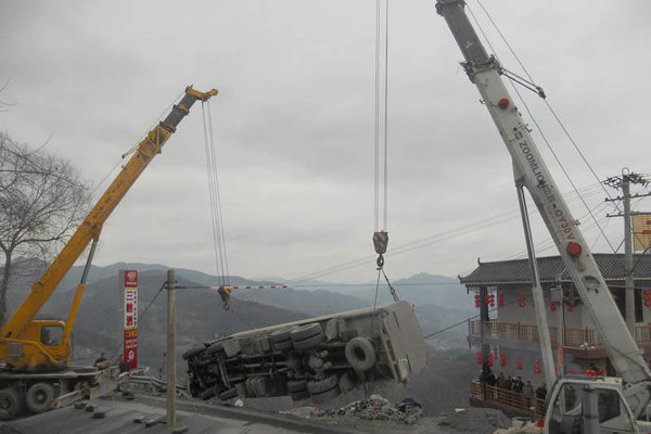 油罐车在野三关侧翻 汽油泄漏紧急排险