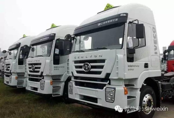 交付中石油 红岩危化品运输车批量交车