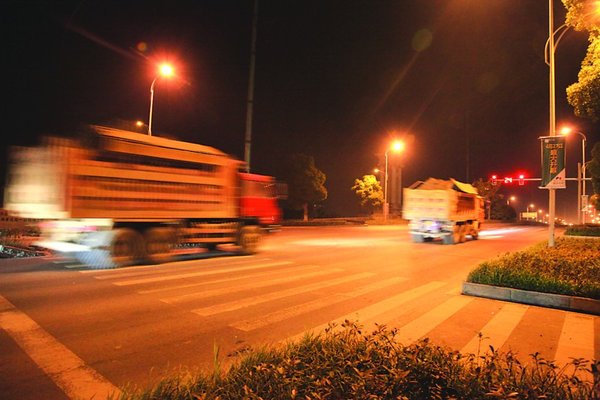 闖紅燈已成常態(tài) 渣土車上路即“違規(guī)”