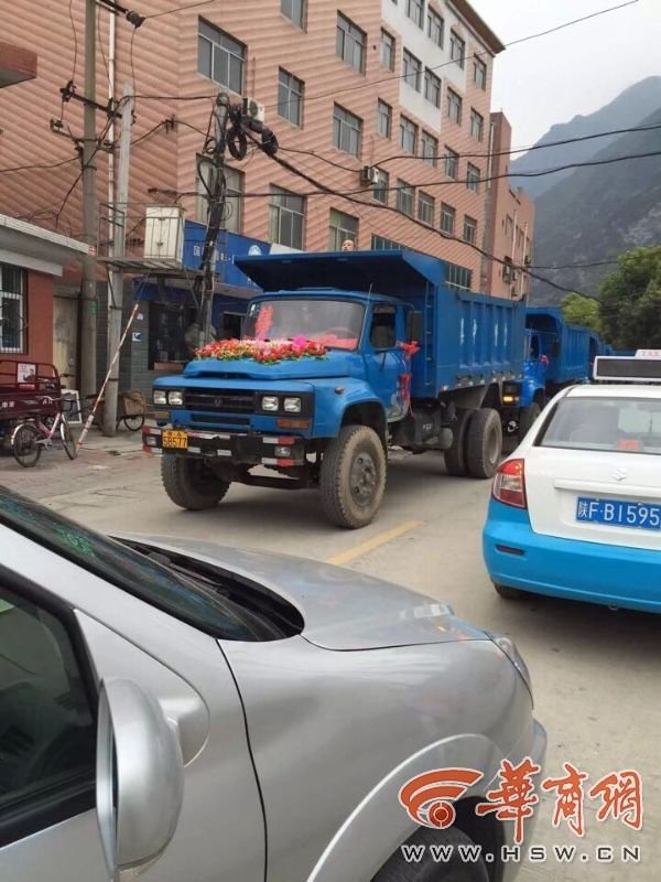 18輛卡車迎親 山西小伙特色婚禮引圍觀