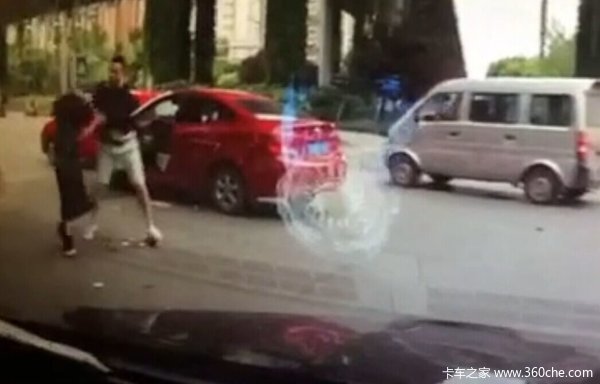 勸君莫開斗氣車 被打女司機(jī)引發(fā)的深思