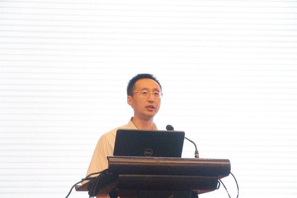 非標(biāo)準(zhǔn)半掛車需留意 歐美雙掛車成新寵