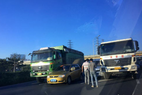 违规现象多 北京重卡禁行成一纸空文?