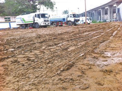 灑水車變成了灑泥車 馬路變成了黃泥湯