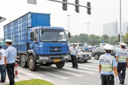 拍一次扣100记3分 郑州交警严查黄标车