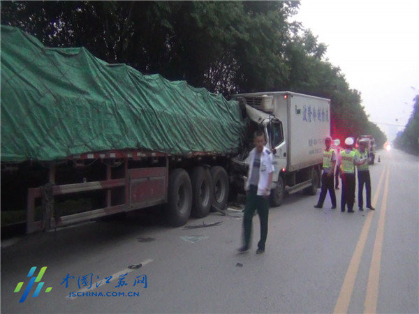 远光灯刺眼 冷藏车追尾货车致一人死亡