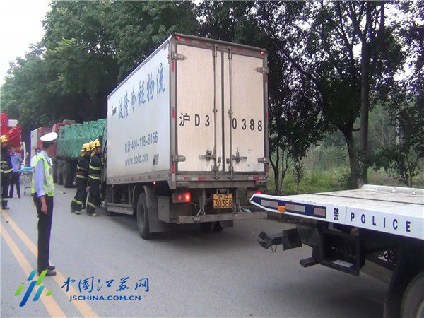 遠(yuǎn)光燈刺眼 冷藏車追尾貨車致一人死亡