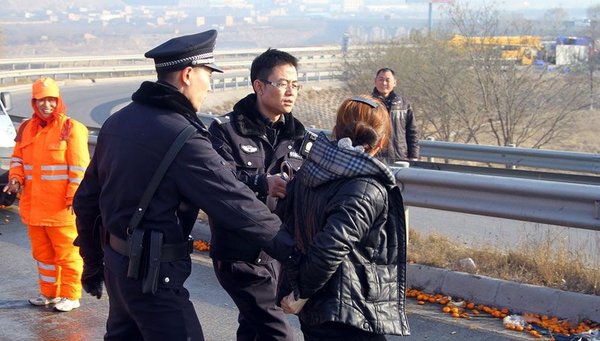 哄搶是無知還是無畏 拿起法律武器維權