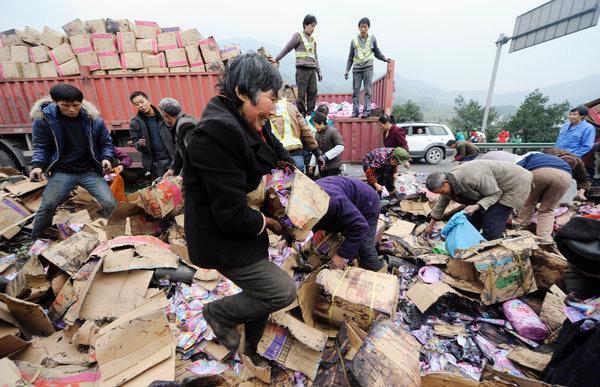 哄抢是无知还是无畏 拿起法律武器维权