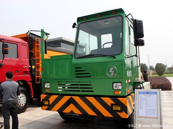 每年省15萬(wàn)陜汽開(kāi)發(fā)出混動(dòng)碼頭牽引車(chē)