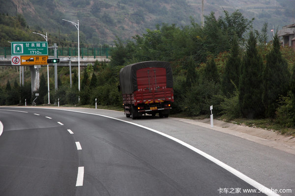 给生命留条畅通路 切莫再占用应急车道