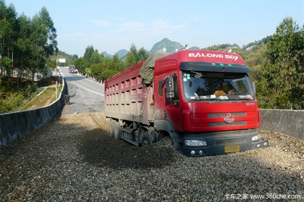 避險(xiǎn)車道有啥用 下坡車輛失控時(shí)能救命