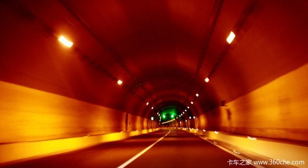 天黑請(qǐng)睜眼 控制燈光車速遠(yuǎn)離隧道事故