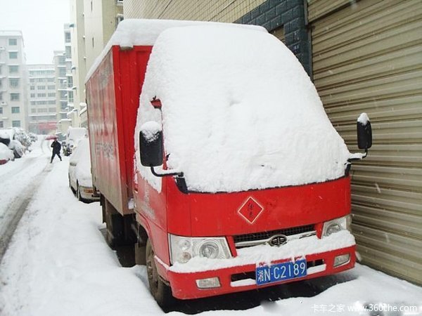 第一场雪来的太早 雪天行车应注意什么?