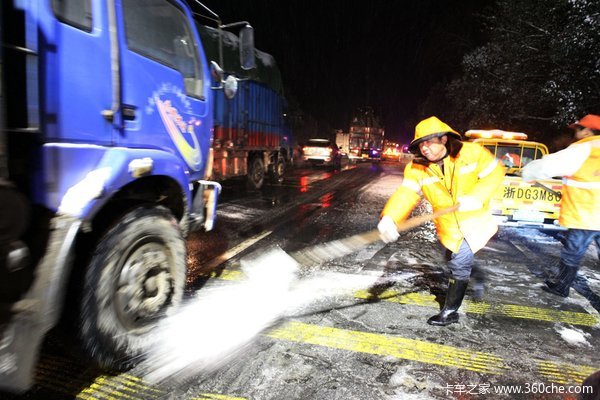 第一场雪来的太早 雪天行车应注意什么?