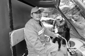 環(huán)衛(wèi)車刮花豪車留下字條 車主放棄賠償