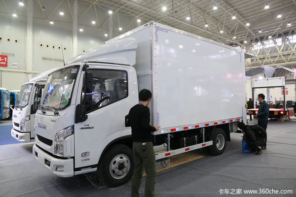 武漢車展：常熟申毅首推城市甩箱運(yùn)輸車
