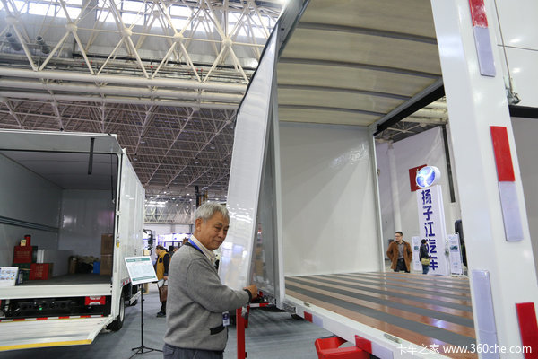 武漢車展：常熟申毅首推城市甩箱運(yùn)輸車