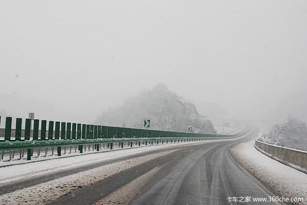 北方遇罕见暴雪 北京出动3200交警应对