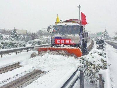 起的真够早！ 铲雪车天未亮就开始清雪