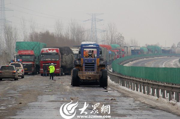 菏泽高速积雪 卡车司机们已滞留了三天