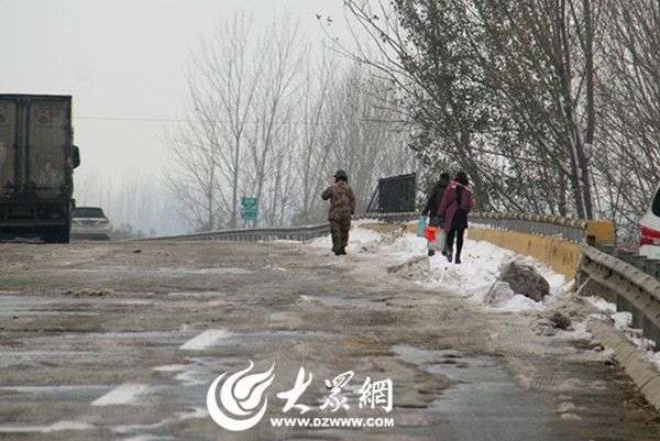 菏泽高速积雪 卡车司机们已滞留了三天