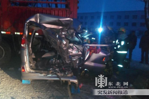 哈尔滨两大车'夹碎'面包车 导致5人受伤
