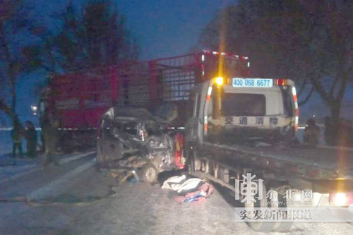 哈尔滨两大车'夹碎'面包车 导致5人受伤