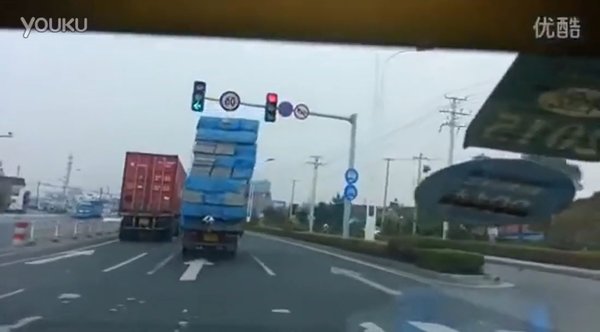 你在前面超载 警察蜀黍躲在后面拍视频