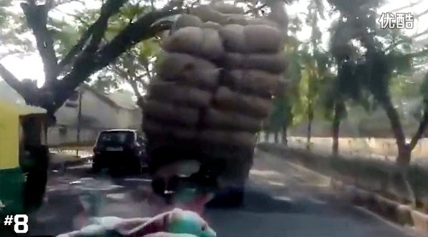 你在前面超载 警察蜀黍躲在后面拍视频