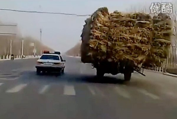 你在前面超载 警察蜀黍躲在后面拍视频