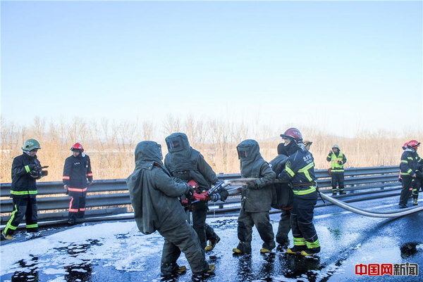 满载30吨油罐车爆炸 108名消防官兵救援