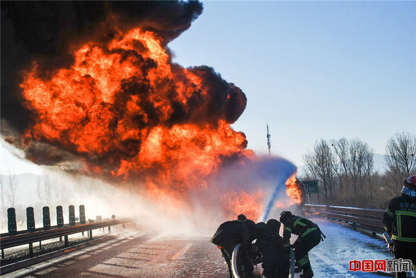 满载30吨油罐车爆炸 108名消防官兵救援