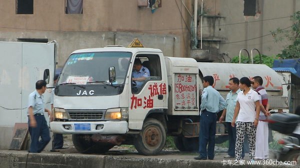 挂羊头卖狗肉 流动加油车实为定时炸弹