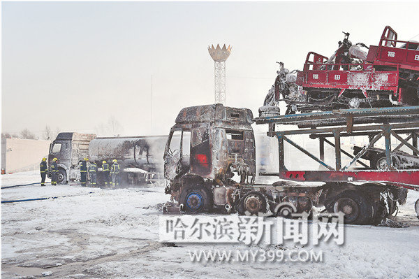 罐车高速起火 导致运载三轮大挂车毁容