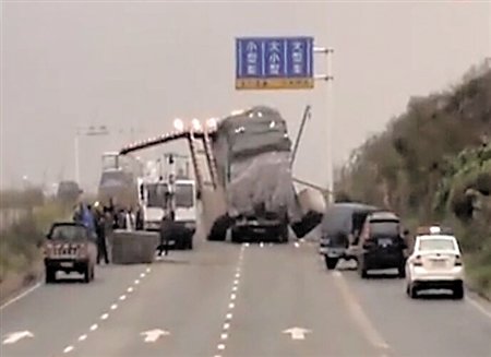 错误估计货物高度 货车拖限高杆跑50米