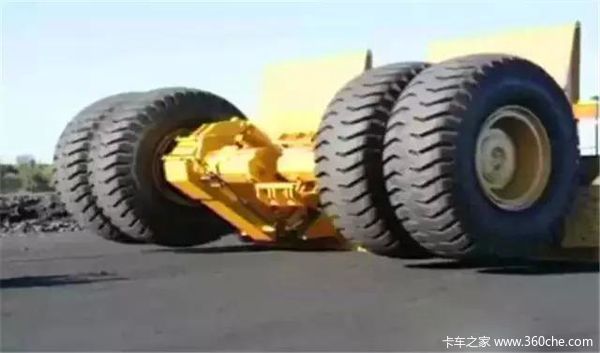 后轮能一字马 平板车轻松搞定巨型挖机