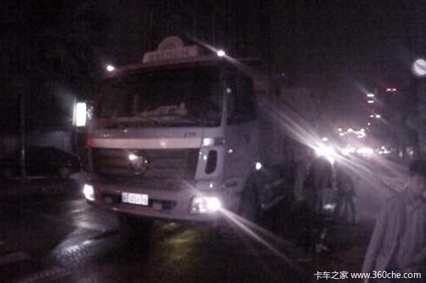 货车司机疲劳驾驶致车祸 撞车后仍睡着