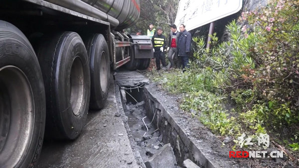 司機疲勞駕駛沖路肩幸虧罐車(chē)沒(méi)裝燃油