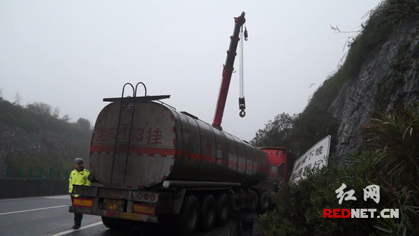 司機疲勞駕駛沖路肩幸虧罐車(chē)沒(méi)裝燃油