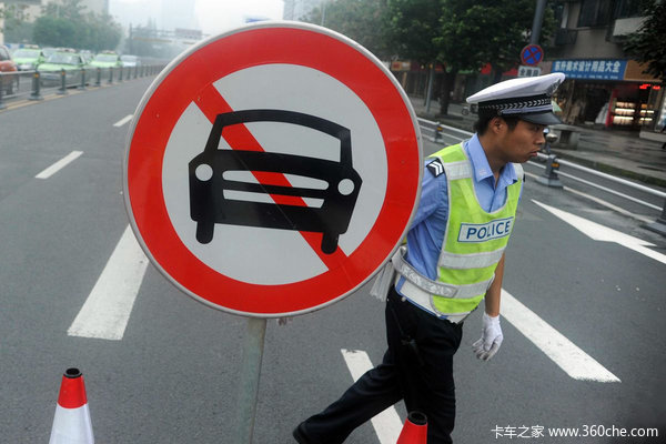 持枪就不敢查你? 尾气不过关照罚不误
