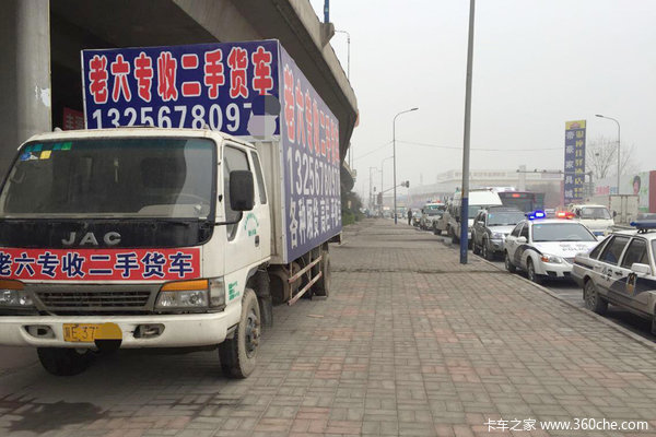 持枪就不敢查你? 尾气不过关照罚不误