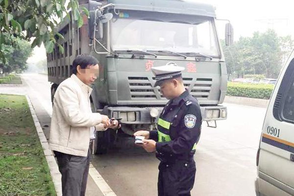 厦门开出天价罚单 货车超载被处罚5.3万