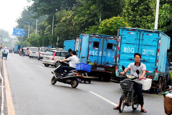 路边临停每小时20块 深圳司机被吓到了