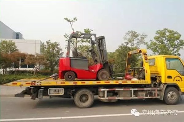 天价拖车费从何而来? 清障车定义不清!