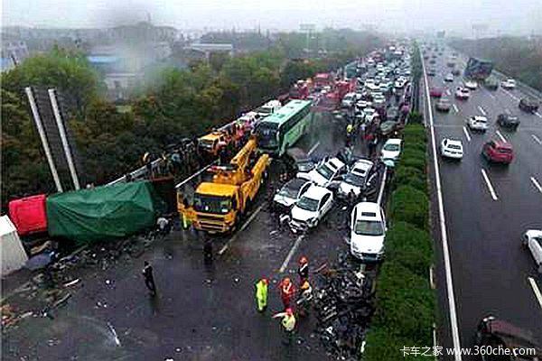 爆胎又惹大祸 56辆车连续追尾3死31伤