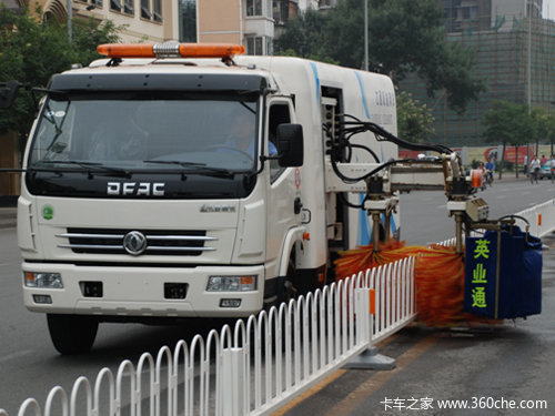 2016環(huán)衛(wèi)展:效率提升千倍的護(hù)欄清洗車