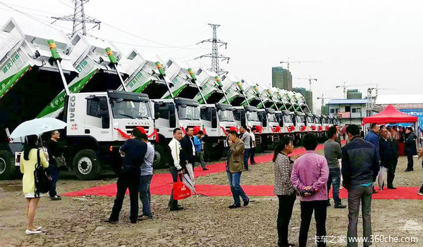 首批60辆红岩新型智能渣土车交付武汉