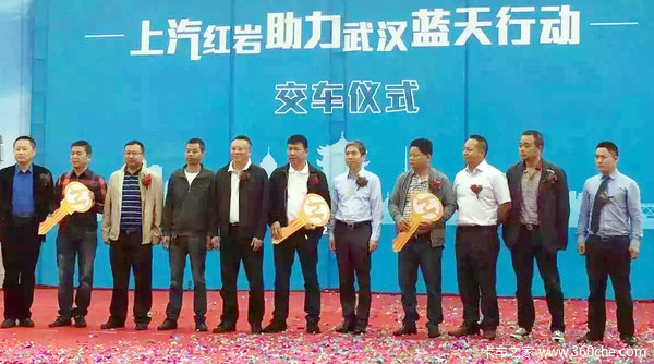首批60辆红岩新型智能渣土车交付武汉