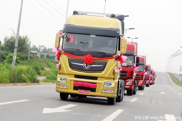 大声说出:520 爱她就用卡车把她娶回家引路人围观 天龙旗舰霸气迎娶成都新娘